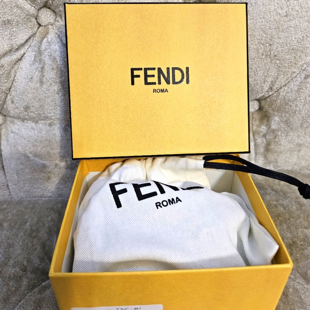 Authentic Fendi small compact wallet in light pink color - Picture 11 of 11
